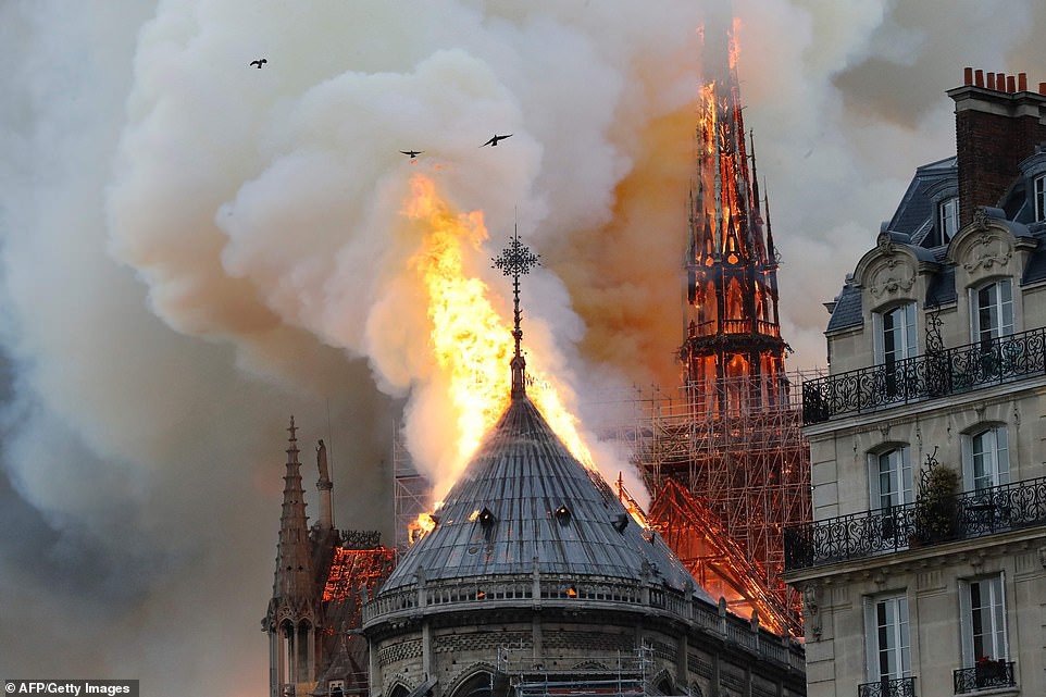 Nguyên nhân vụ cháy nhà thờ Đức Bà Paris và sự sụp đổ chỉ sau một đêm